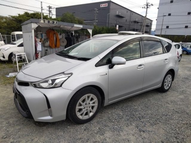 3913 Toyota Prius alpha ZVW41W 2016 г. (LUM Fukuoka Nyusatsu)